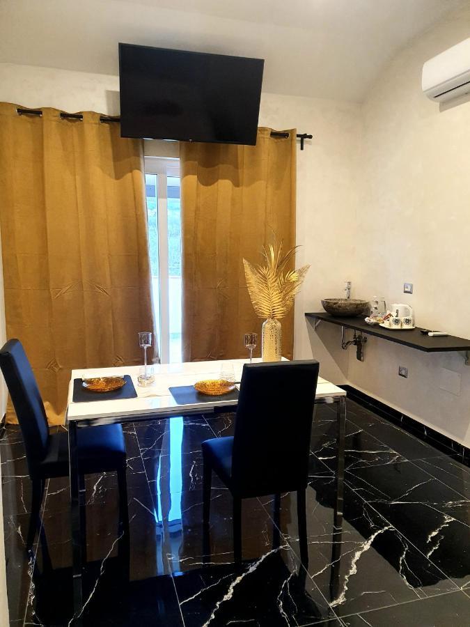 בארוניסי Setteabbracci Suite & Apartments מראה חיצוני תמונה
